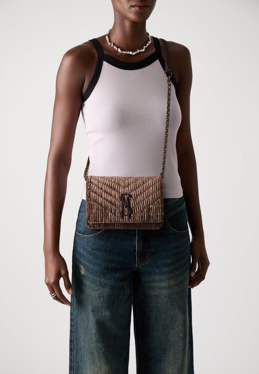 Сумка кросс-боди Steve Madden BVOLER, Brown/Bronze/Brown
Сумка кросс-боди Steve Madden BVOLER, Brown/Bronze/Brown