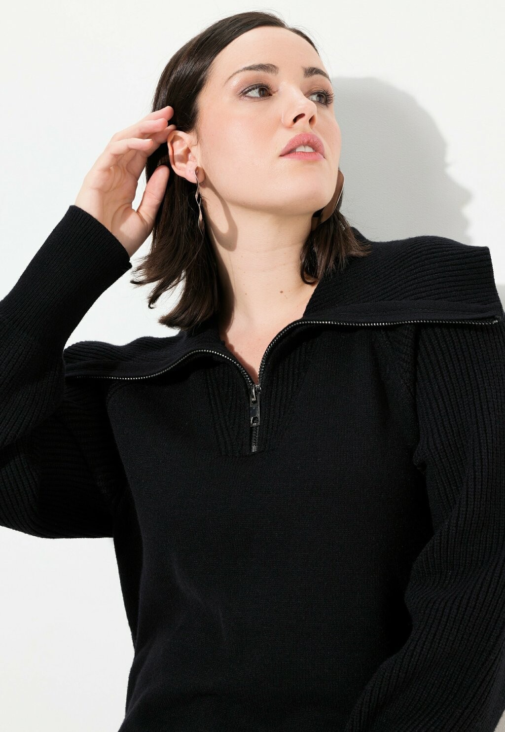 Джемпер TROYER COLLAR LONG SLEEVE Ulla Popken, черный
Джемпер TROYER COLLAR LONG SLEEVE Ulla Popken, черный