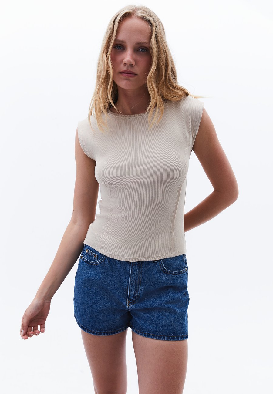 Футболка OXXO MIT WEITEM AUSSCHNITT, Feather Gray/Beige
Футболка OXXO MIT WEITEM AUSSCHNITT, Feather Gray/Beige