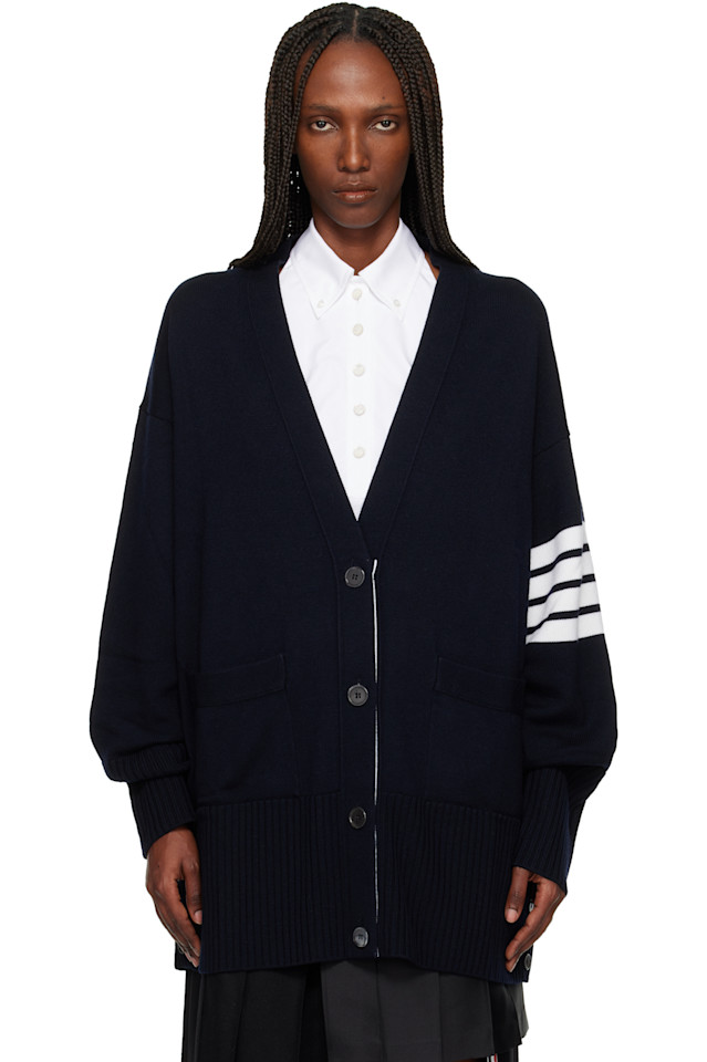 Кардиган с V-образным вырезом и подчеркнутым силуэтом Thom Browne, темно-синий
Кардиган с V-образным вырезом и подчеркнутым силуэтом Thom Browne, темно-синий