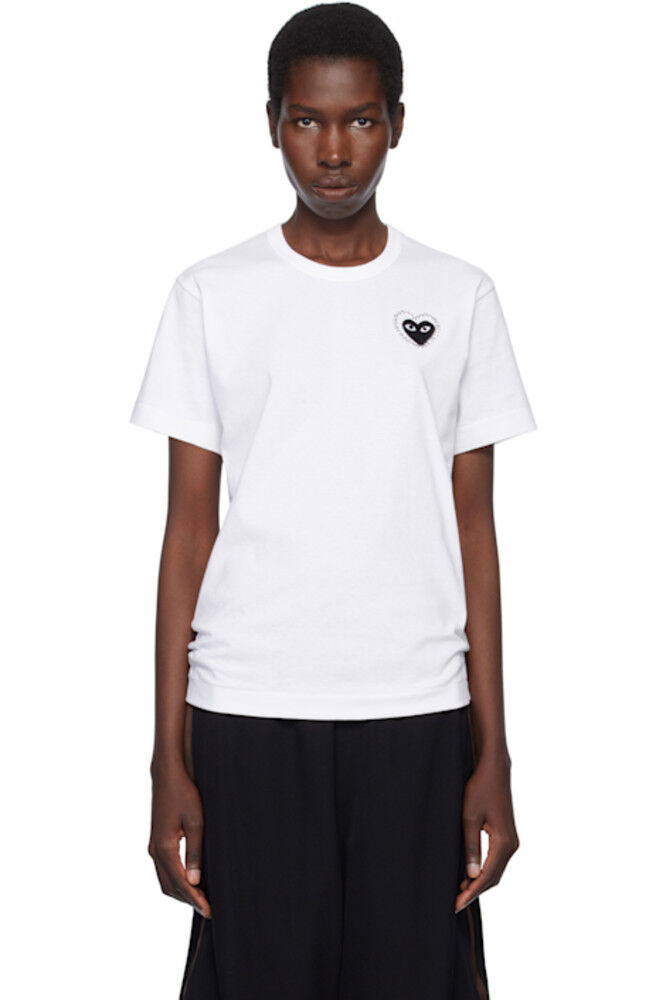 Футболка с изображением черного сердца и эмблемой из белого металла и камня COMME des GARÇONS PLAY
Футболка с изображением черного сердца и эмблемой из белого металла и камня COMME des GARÇONS PLAY