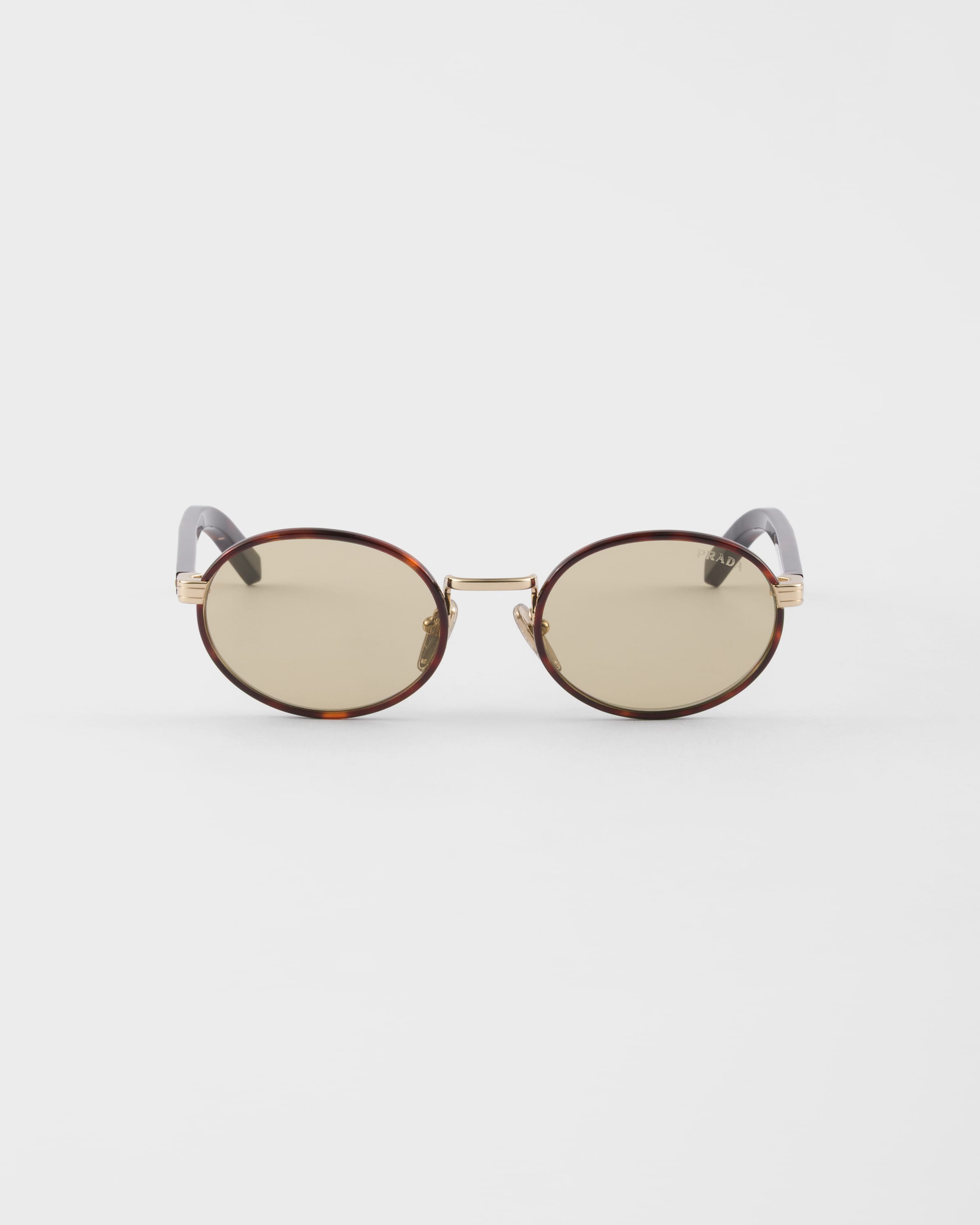 Солнцезащитные очки Prada с культовой металлической табличкой, коричневый
Солнцезащитные очки Prada с культовой металлической табличкой, коричневый