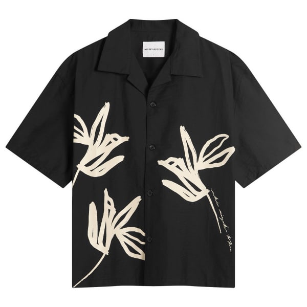 Рубашка для отдыха Mki с рисунком в виде цветочных мотивов, выполненным чернилами, - представлена компанией End Mki Miyuki-Zoku, черный
Рубашка для отдыха Mki с рисунком в виде цветочных мотивов, выполненным чернилами, - представлена компанией End Mki Miyuki-Zoku, черный