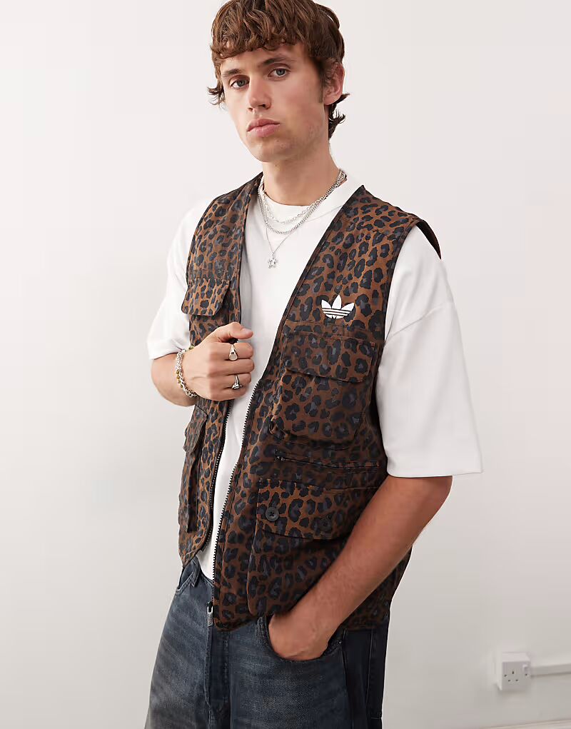 Жилет с леопардовым принтом Adidas Originals, брозновый
Жилет с леопардовым принтом Adidas Originals, брозновый