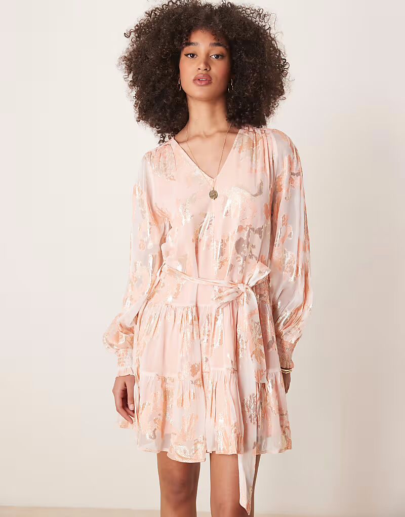 Платье Finding Friday с металлическим блеском, длиной до колена, кораллового цвета
Платье Finding Friday с металлическим блеском, длиной до колена, кораллового цвета