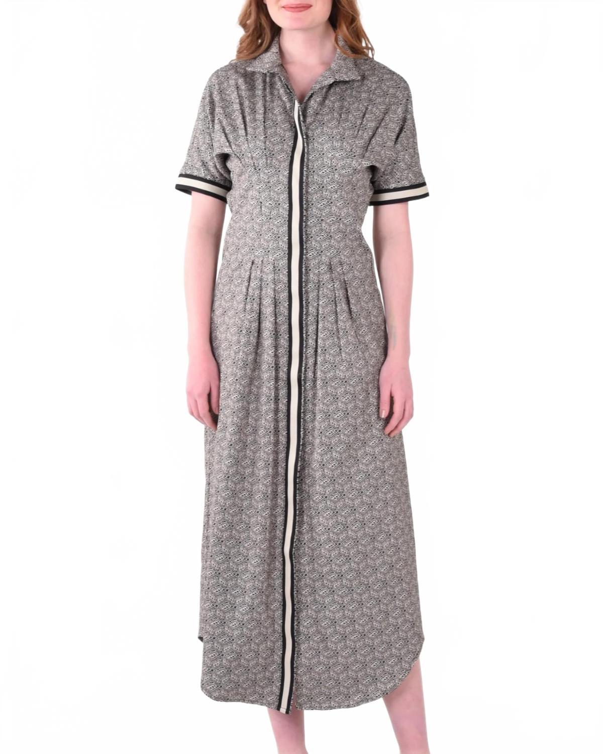 Черное миди-платье Georgia Emily McCarthy
Черное миди-платье Georgia Emily McCarthy