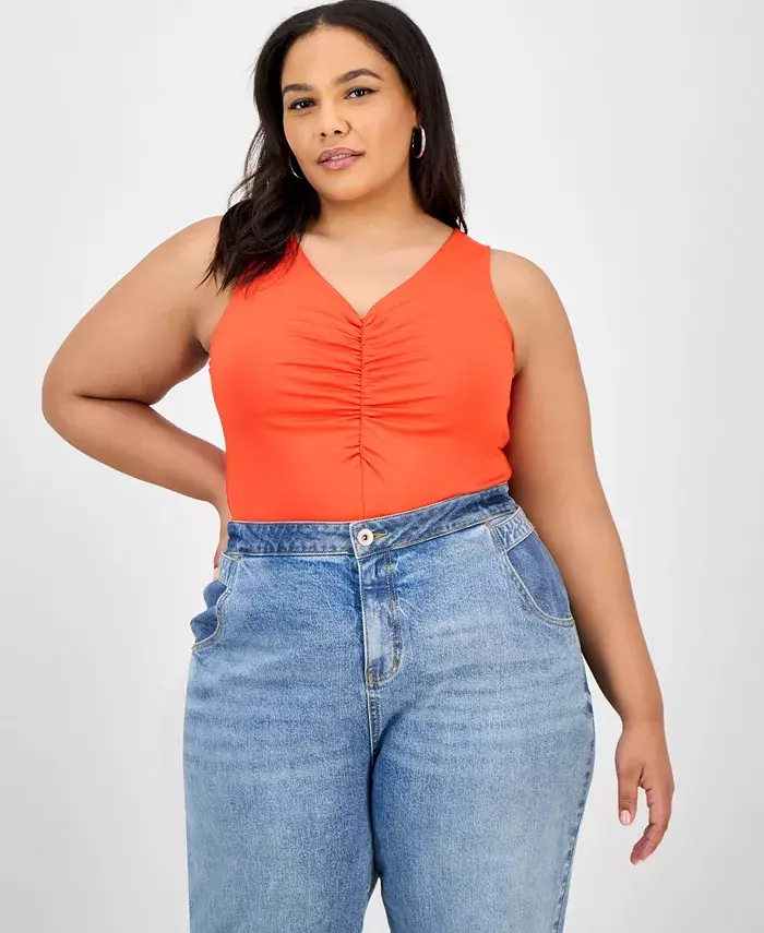 Модный топ с V-образным вырезом и сборками, большие размеры Bar III, красный
Модный топ с V-образным вырезом и сборками, большие размеры Bar III, красный