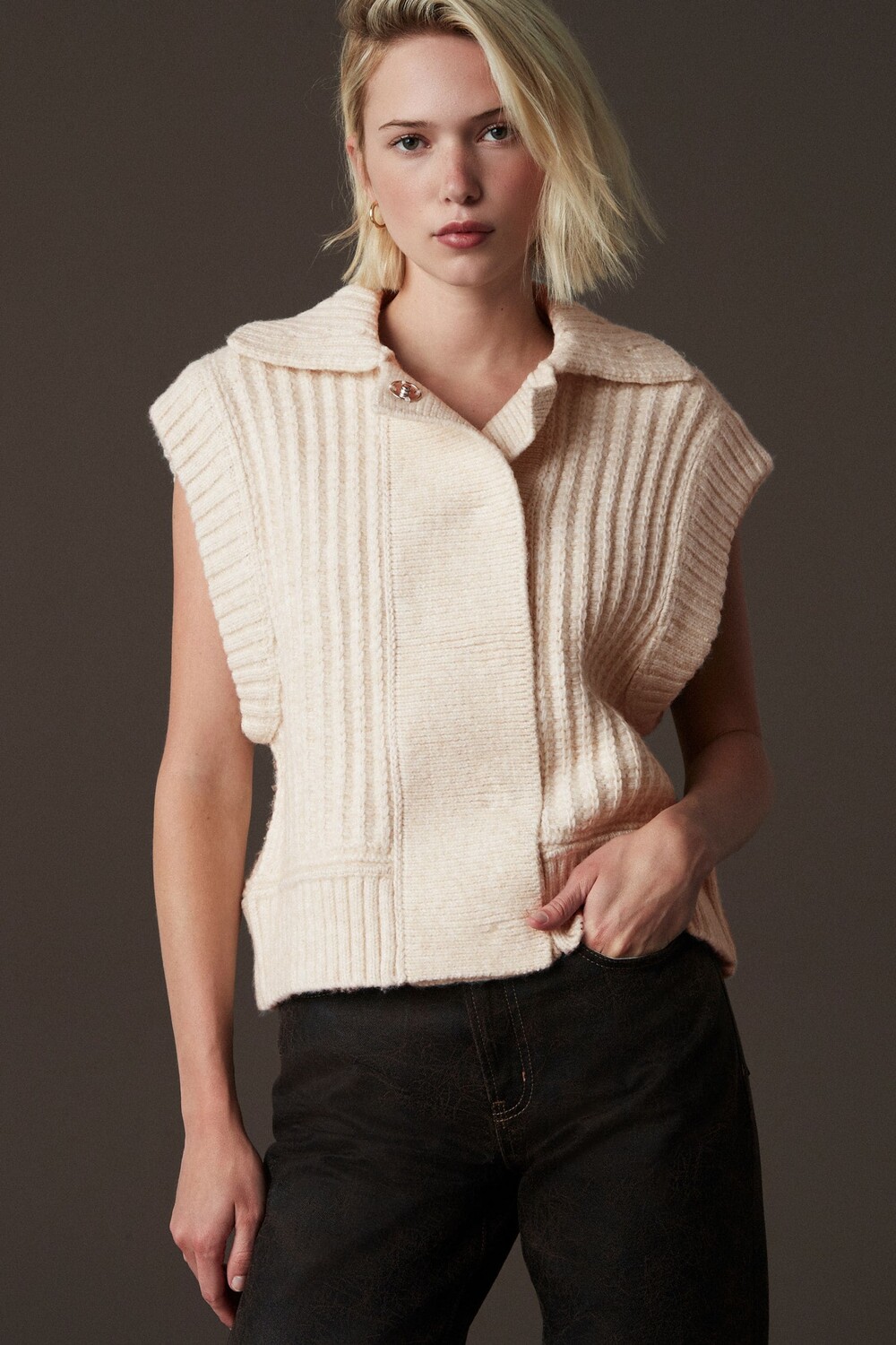 Трикотажный жилет без рукавов с воротником на пуговицах Next, белый 
Трикотажный жилет без рукавов с воротником на пуговицах Next, белый