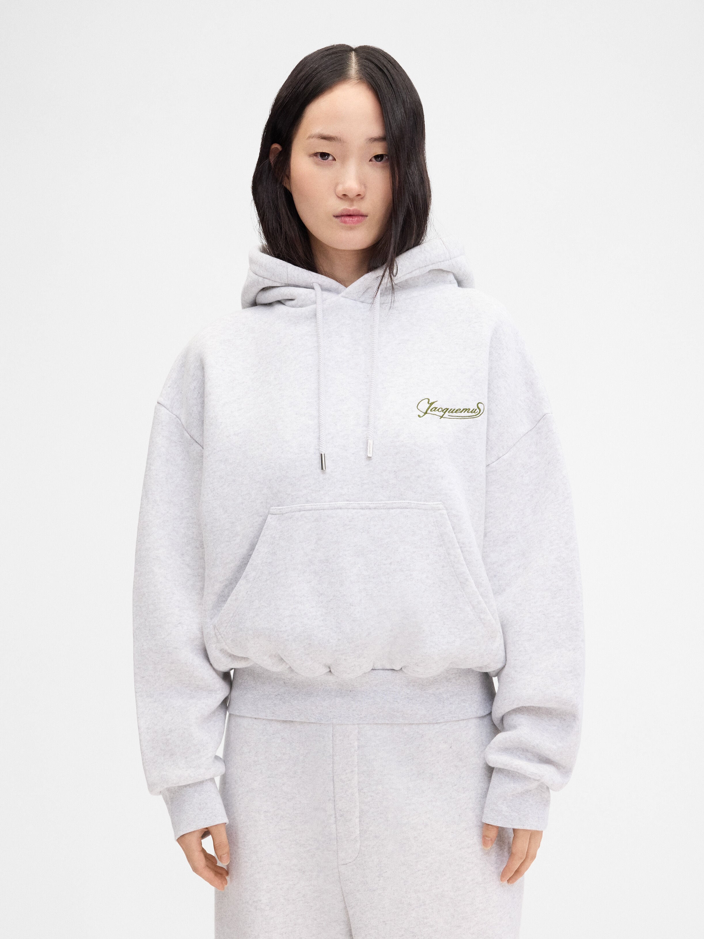 Вышитая толстовка с капюшоном JACQUEMUS The Corto hoodie, цвет Uni Club Grey 
Вышитая толстовка с капюшоном JACQUEMUS The Corto hoodie, цвет Uni Club Grey