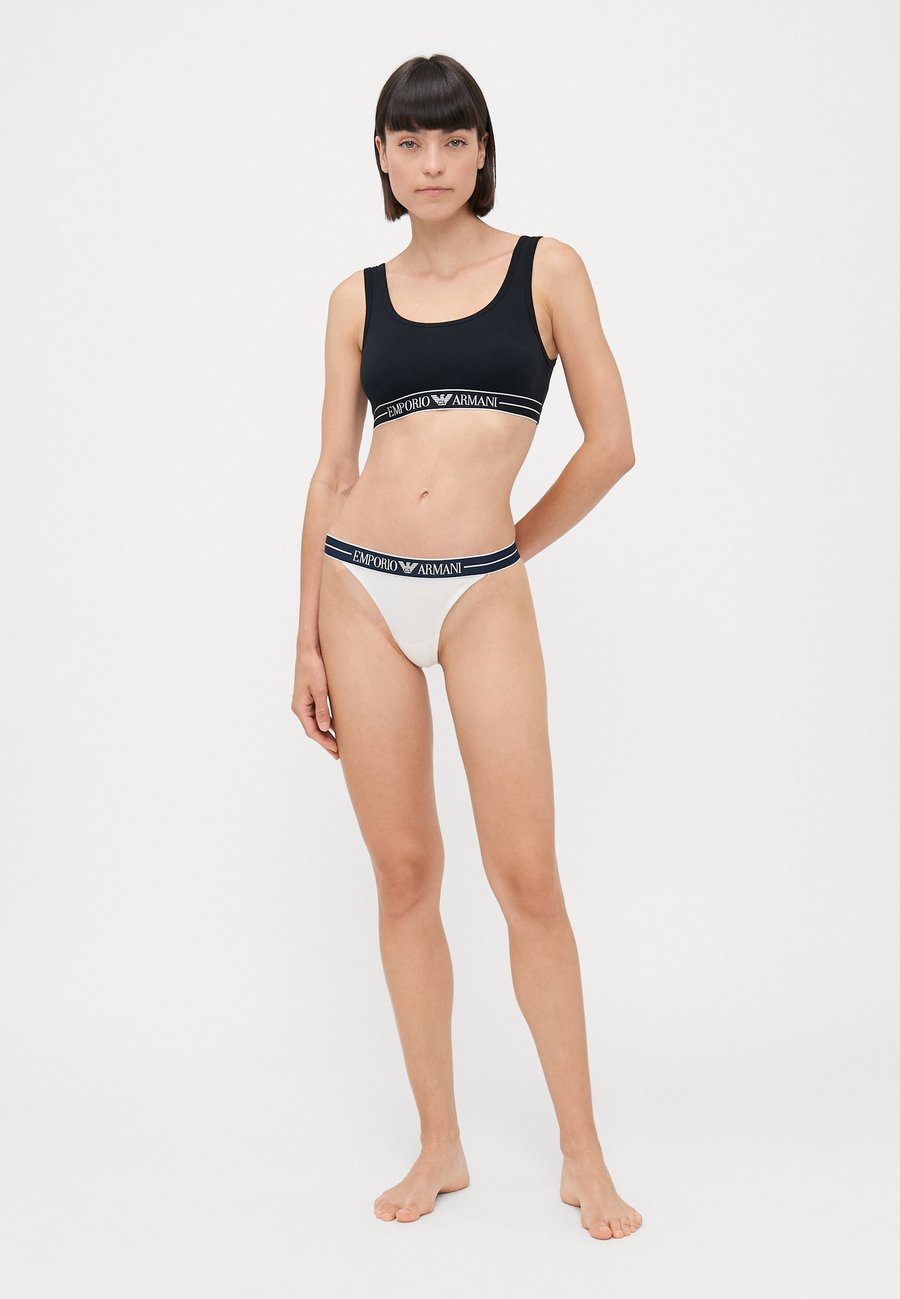 Трусы Emporio Armani PARTE BASSA THONG 2 PACK, White
Трусы Emporio Armani PARTE BASSA THONG 2 PACK, White