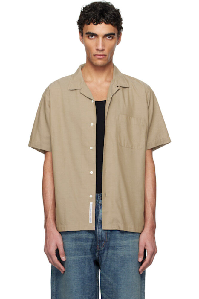 Бежевая рубашка-панама с открытым воротником S/S nanamica
Бежевая рубашка-панама с открытым воротником S/S nanamica