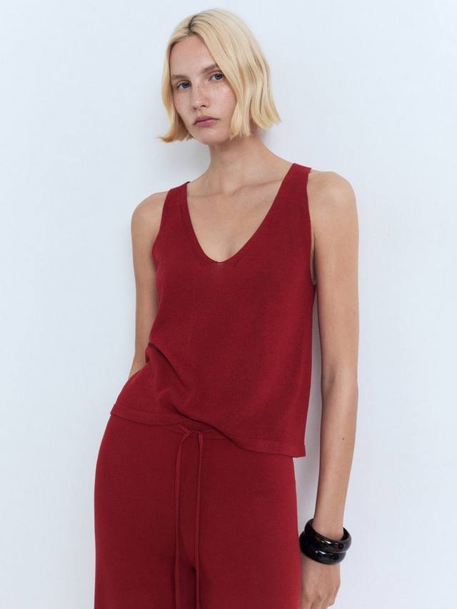 Топ Vella с V-образным вырезом из тонкого трикотажа Mango, Red
Топ Vella с V-образным вырезом из тонкого трикотажа Mango, Red