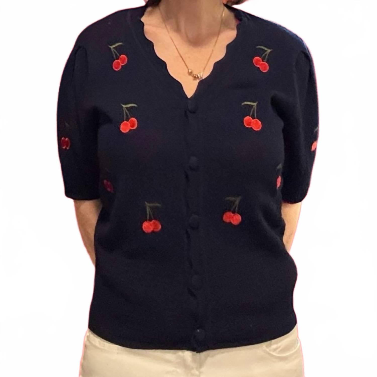 Топ с вышивкой вишни вязаный, цвет navy BluIvy
Топ с вышивкой вишни вязаный, цвет navy BluIvy