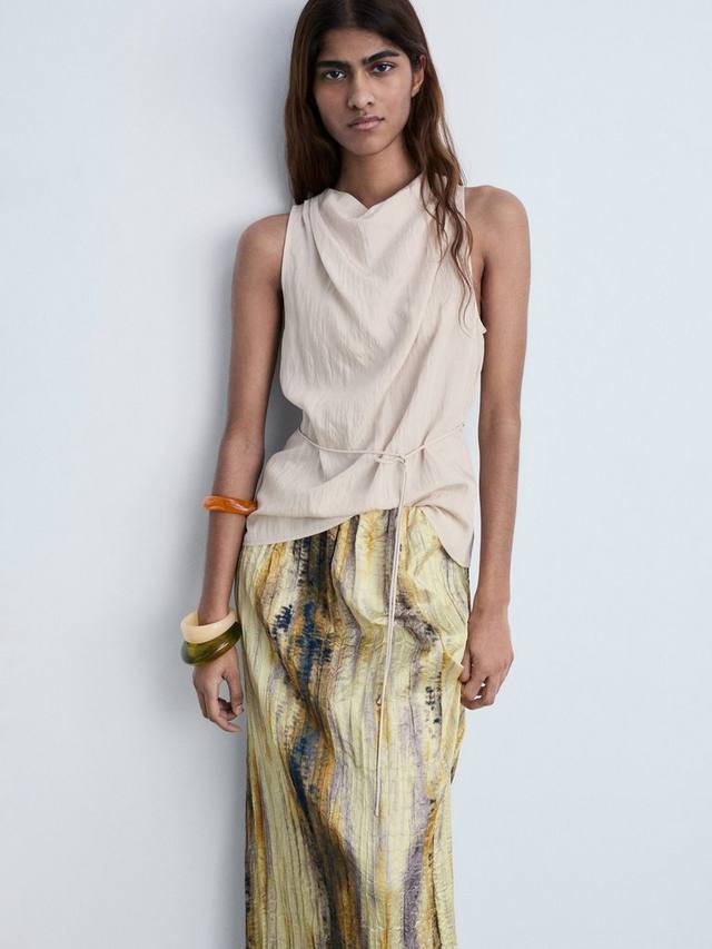 Топ с текстурированным бантом из мойры Mango, бежевый
Топ с текстурированным бантом из мойры Mango, бежевый