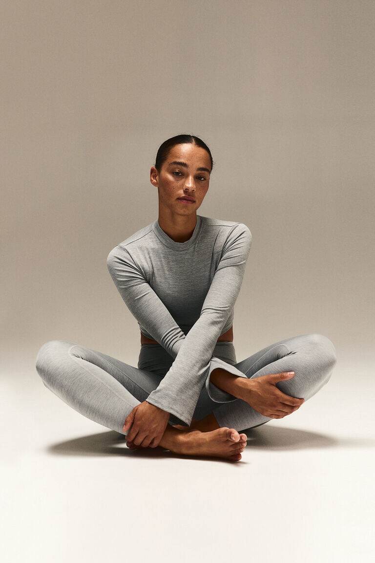 Softmove укороченный спортивный топ H&M, серый
Softmove укороченный спортивный топ H&M, серый