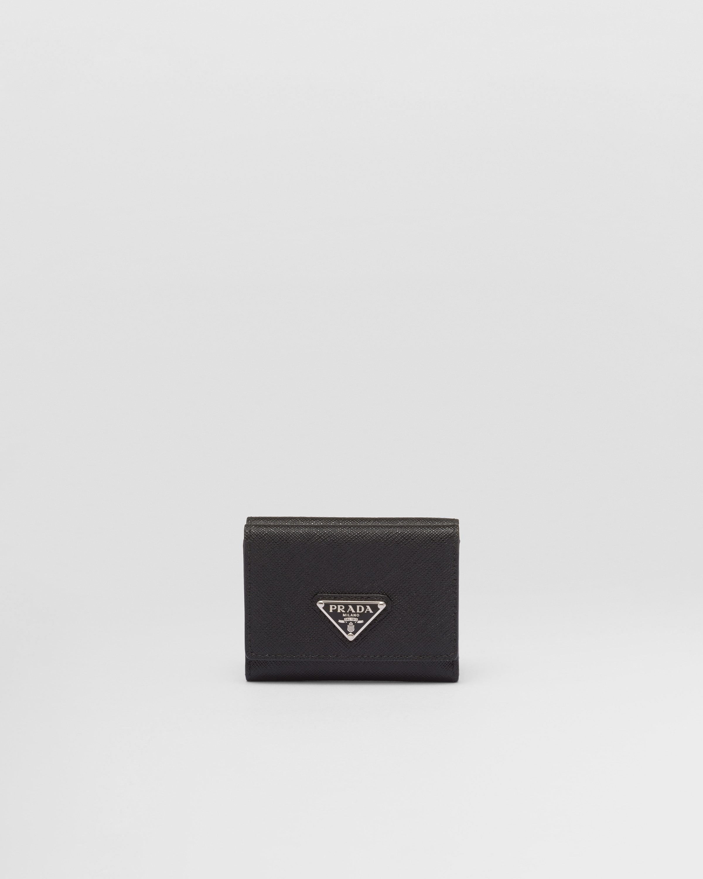 Маленький кошелек из сафьяновой кожи Prada, черный
Маленький кошелек из сафьяновой кожи Prada, черный