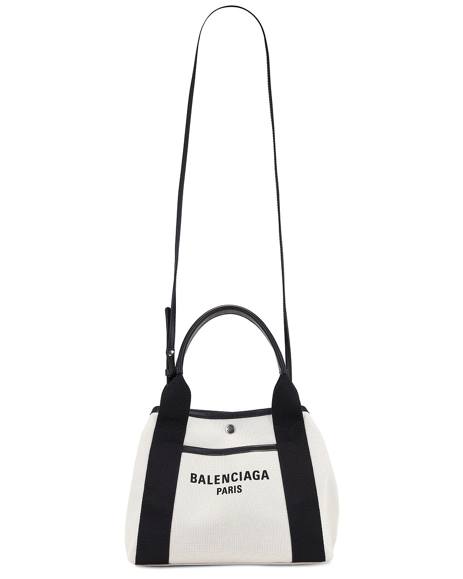 Темно-синяя маленькая большая сумка Revamp Balenciaga, цвет Natural & Black
Темно-синяя маленькая большая сумка Revamp Balenciaga, цвет Natural & Black