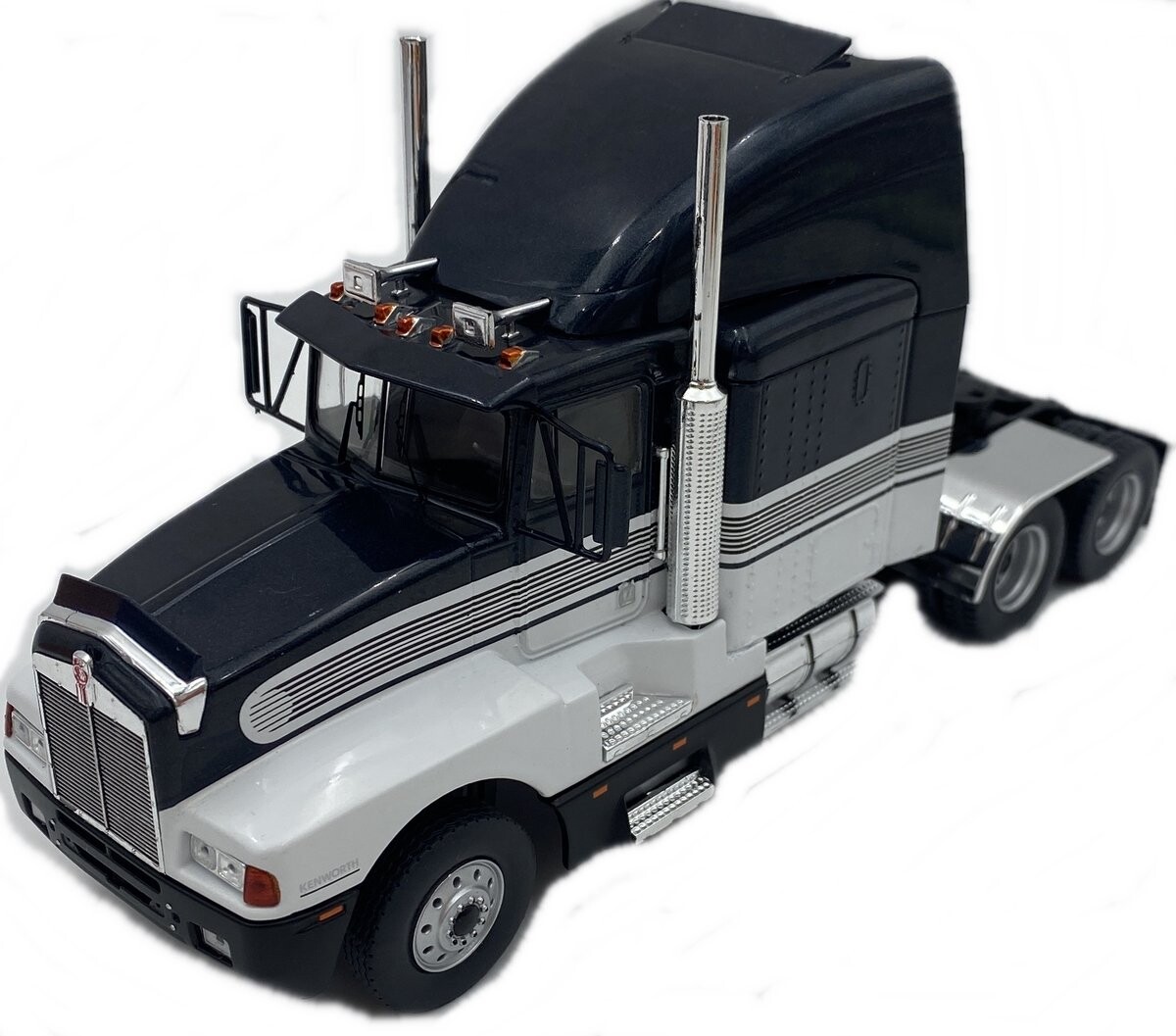 Модель грузовика Kenworth T600A 1986 года масштаба 1:43 IXO TR183.22
Модель грузовика Kenworth T600A 1986 года масштаба 1:43 IXO TR183.22
