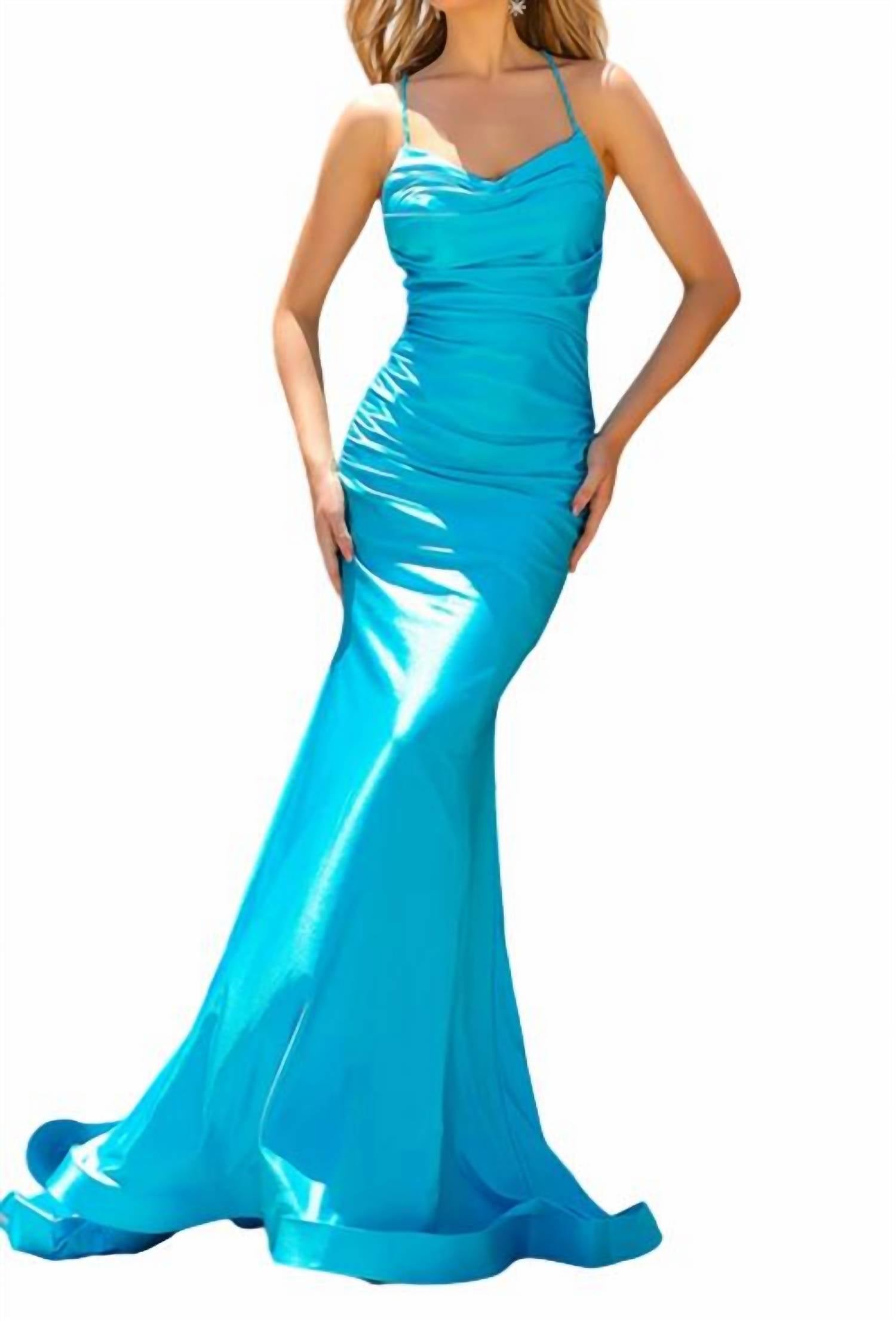 Длинное вечернее платье с воротником-хомутиком и шлейфом бирюзового цвета Amelia Couture 
Длинное вечернее платье с воротником-хомутиком и шлейфом бирюзового цвета Amelia Couture