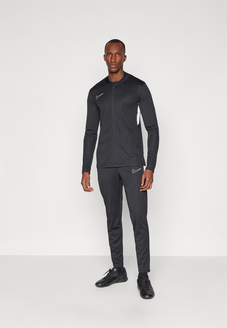 Спортивный костюм Nike Performance SUIT SET, Black/White/Black
Спортивный костюм Nike Performance SUIT SET, Black/White/Black