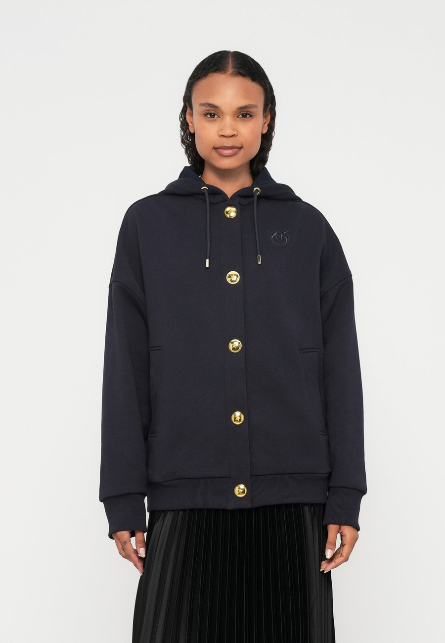 Кардиган Pinko MACINA CARDIGAN CON BOTTONI, Blu Tenebra/Dark Blue
Кардиган Pinko MACINA CARDIGAN CON BOTTONI, Blu Tenebra/Dark Blue