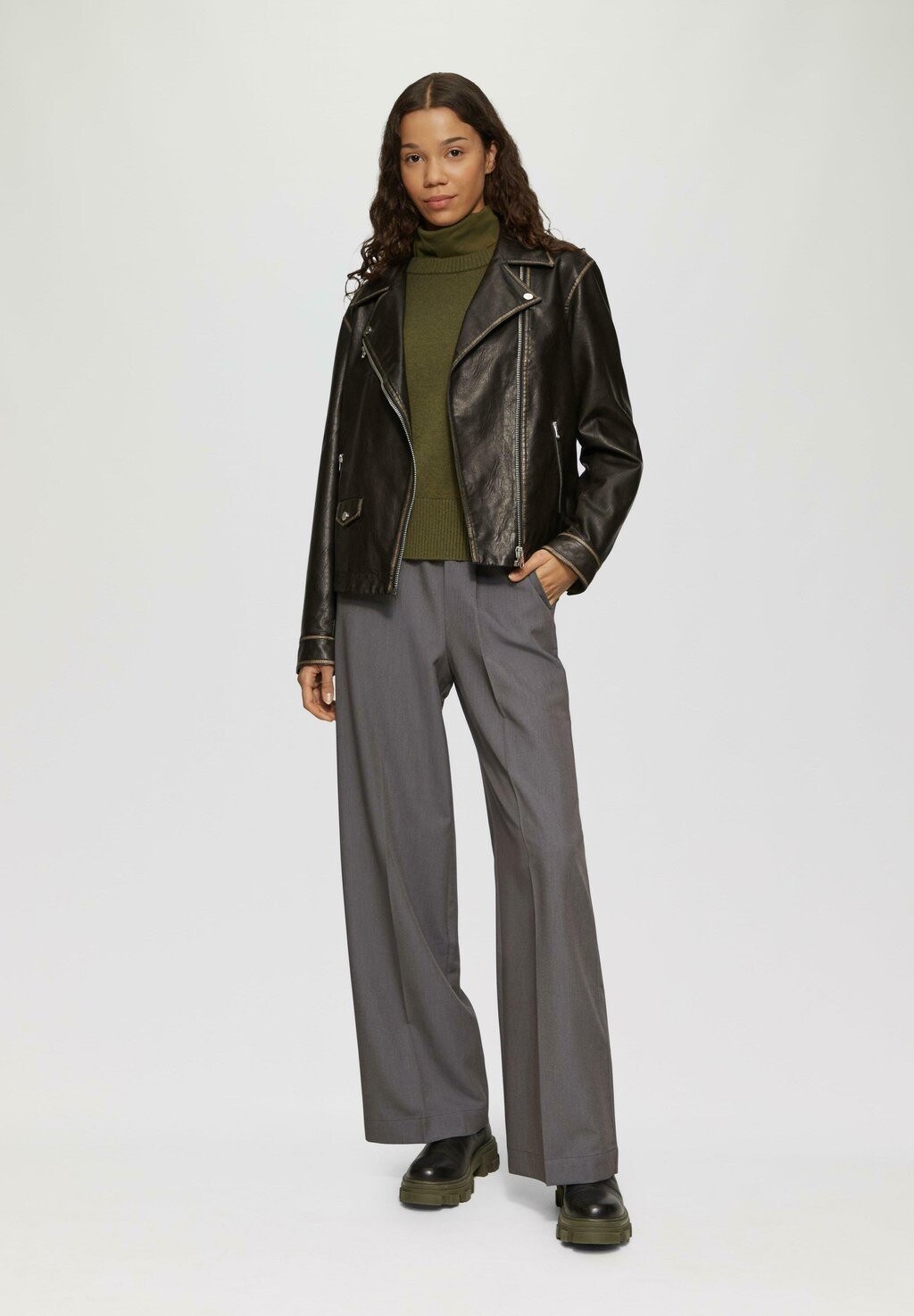 Джемпер MIT SEITLICH GESCHLITZTEM SAUM QS, зеленый
Джемпер MIT SEITLICH GESCHLITZTEM SAUM QS, зеленый