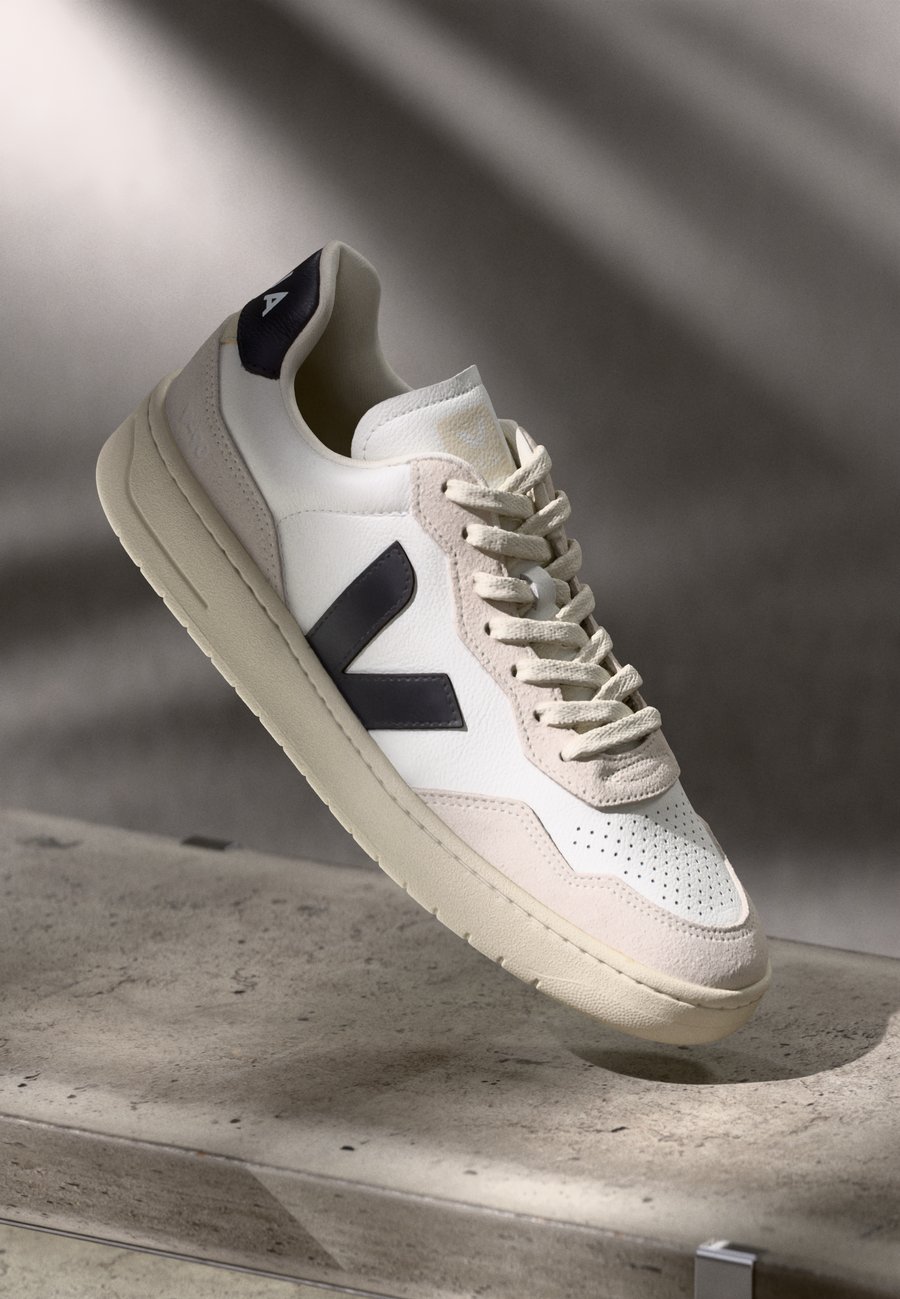 Кроссовки Veja V 90, White/Black/White
Кроссовки Veja V 90, White/Black/White