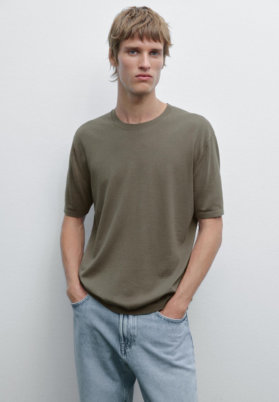 Футболка Massimo Dutti LIGHTWEIGHT CREW NECK WITH SHORT SLEEVE, Khaki
Футболка Massimo Dutti LIGHTWEIGHT CREW NECK WITH SHORT SLEEVE, Khaki