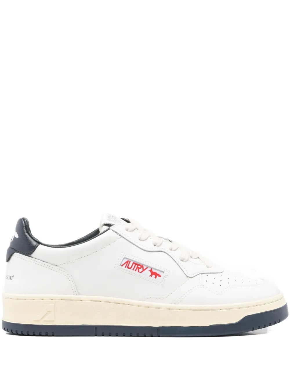 Кроссовки с нашивкой-логотипом Maison Kitsuné, белый
Кроссовки с нашивкой-логотипом Maison Kitsuné, белый