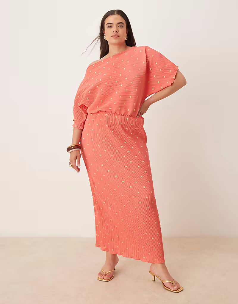 Платье мидакси Never Fully Dressed Plus Tilly с открытыми плечами и плиссировкой в кораллово-золотом цвете 
Платье мидакси Never Fully Dressed Plus Tilly с открытыми плечами и плиссировкой в кораллово-золотом цвете