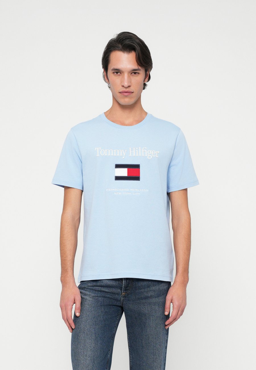 Футболка Tommy Hilfiger EMBRO FLAG TEE, Well Water/Blue, Синий, Футболка Tommy Hilfiger EMBRO FLAG TEE, Well Water/Blue
Футболка Tommy Hilfiger EMBRO FLAG TEE, Well Water/Blue, Синий, Футболка Tommy Hilfiger EMBRO FLAG TEE, Well Water/Blue