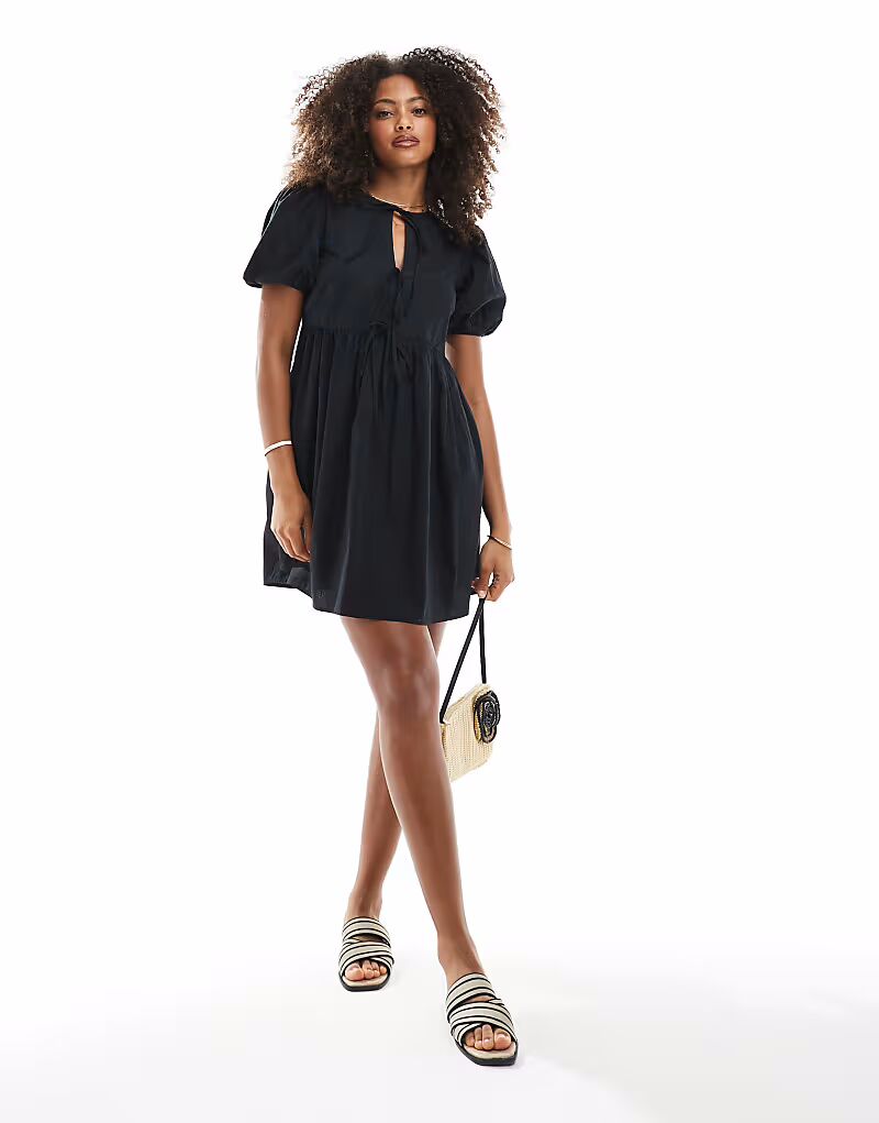 Платье-мини New Look с завязками спереди черного цвета
Платье-мини New Look с завязками спереди черного цвета