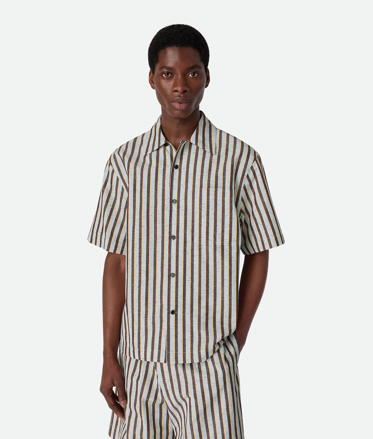Stripe cotton and linen shirt BOTTEGA VENETA, фондан/лава/облако
Stripe cotton and linen shirt BOTTEGA VENETA, фондан/лава/облако