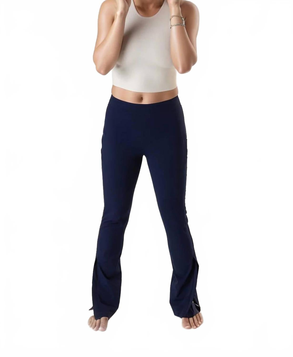 Узкие расклешенные гольф-брюки в темно-синем цвете Foreplay Golf
Узкие расклешенные гольф-брюки в темно-синем цвете Foreplay Golf