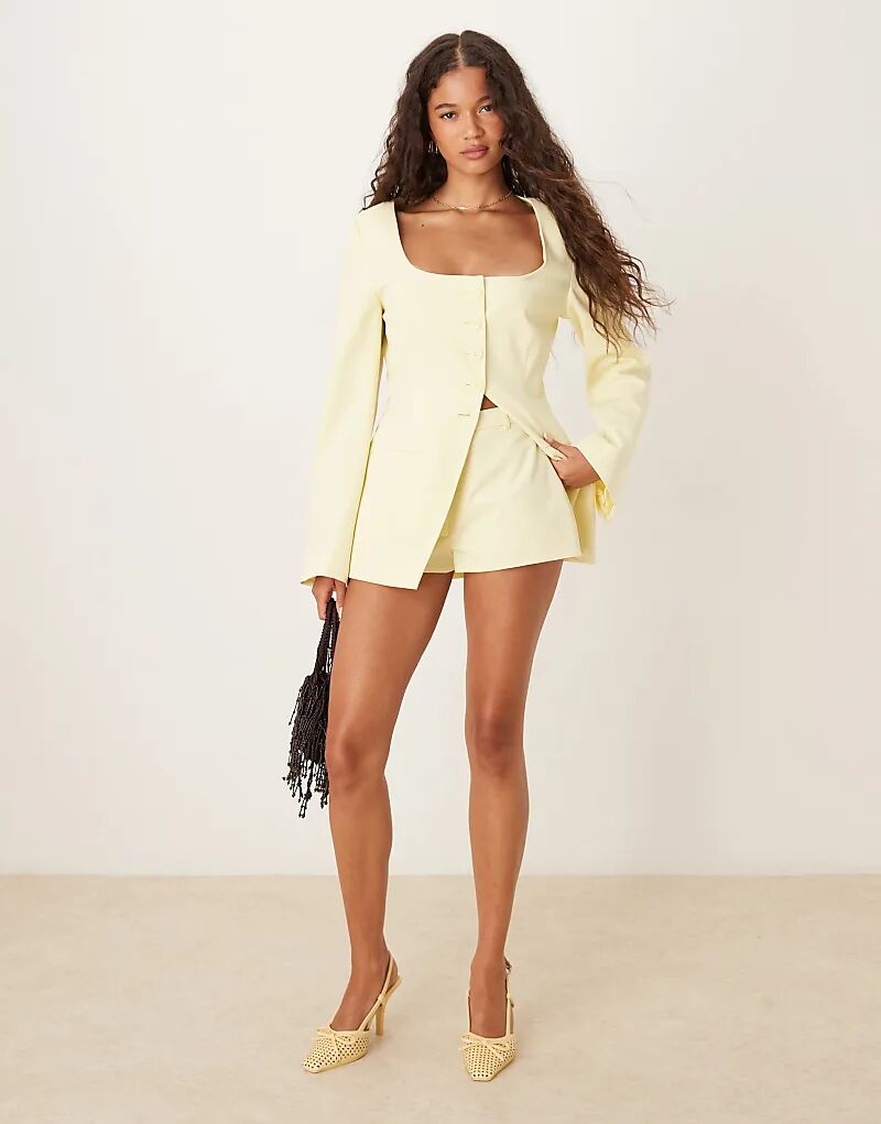 Микрошорты ASOS DESIGN приталенного кроя лимонного цвета 
Микрошорты ASOS DESIGN приталенного кроя лимонного цвета
