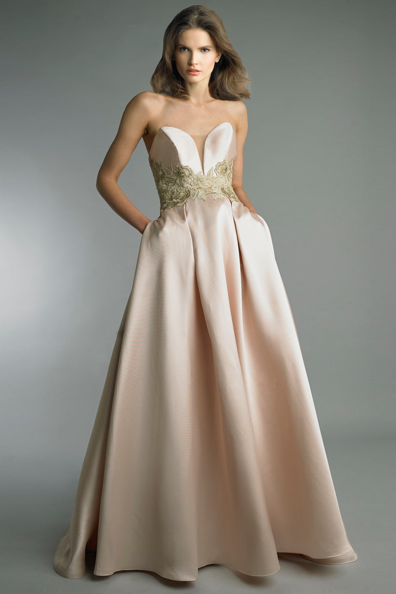 Вечернее платье без бретелек с карманами Basix Black Label, Champagne
Вечернее платье без бретелек с карманами Basix Black Label, Champagne