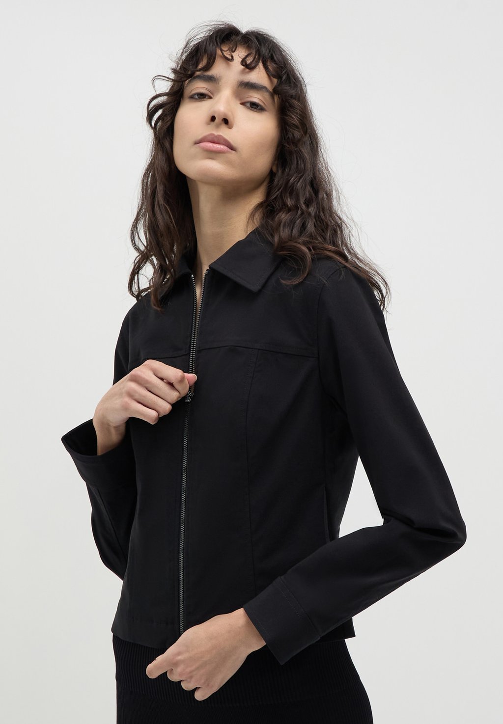 Летняя куртка TINTA UNITA Calliope, черный
Летняя куртка TINTA UNITA Calliope, черный