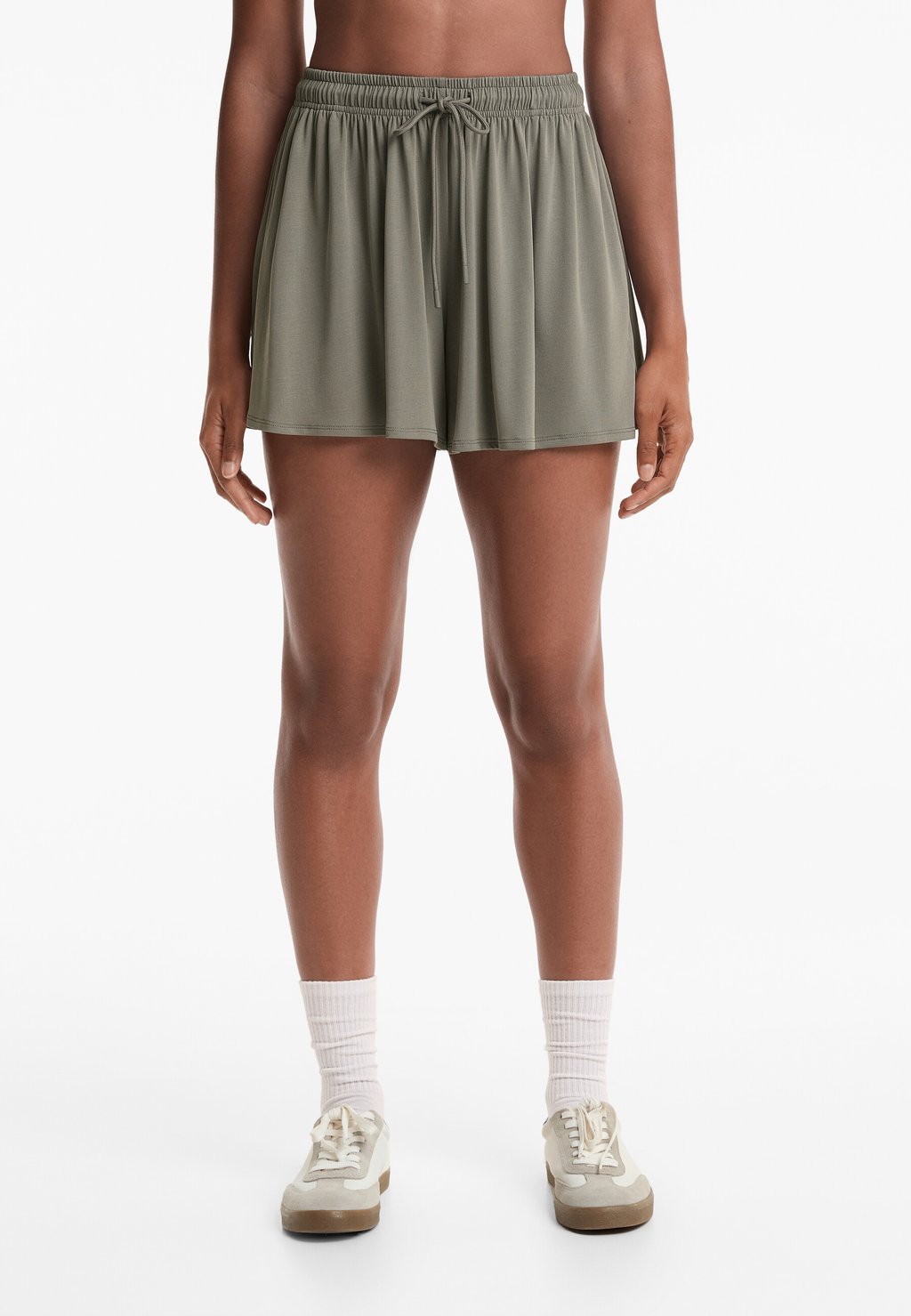 Шорты SOFT TOUCH WIDE - Tracksuit bottoms OYSHO, хаки 
Шорты SOFT TOUCH WIDE - Tracksuit bottoms OYSHO, хаки