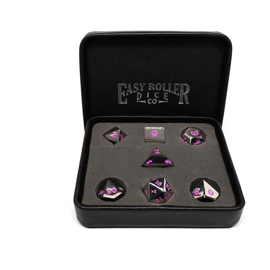 Полированное серебро с фирменным розовым шрифтом — стандартный футляр (7), Dice - Metal 7 Piece Poly Sets (Easy Roller Dice)
Полированное серебро с фирменным розовым шрифтом — стандартный футляр (7), Dice - Metal 7 Piece Poly Sets (Easy Roller Dice)