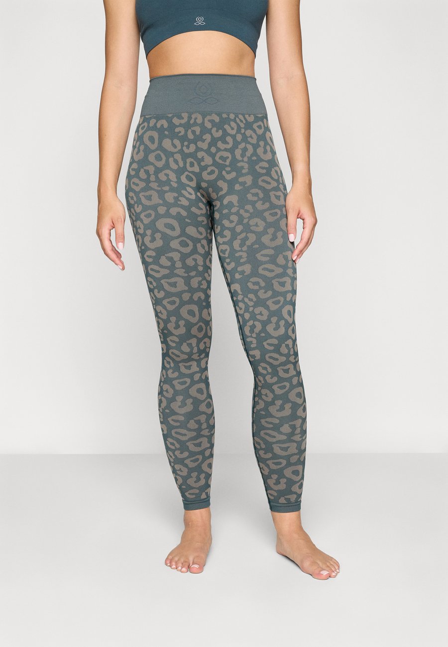 Леггинсы Yogasearcher BIDAIA SEAMLESS LEGGING, Forest/Dark Green
Леггинсы Yogasearcher BIDAIA SEAMLESS LEGGING, Forest/Dark Green
