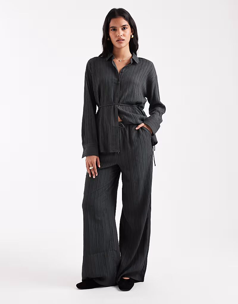 Широкие брюки-плиссе в цвете угольно-серый Vero Moda
Широкие брюки-плиссе в цвете угольно-серый Vero Moda