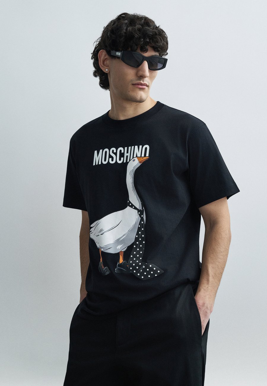 Футболка MOSCHINO ARCHIVE GOOSE SEASONAL, Fantasia Nero/Black, Черный, Футболка MOSCHINO ARCHIVE GOOSE SEASONAL, Fantasia Nero/Black
Футболка MOSCHINO ARCHIVE GOOSE SEASONAL, Fantasia Nero/Black, Черный, Футболка MOSCHINO ARCHIVE GOOSE SEASONAL, Fantasia Nero/Black