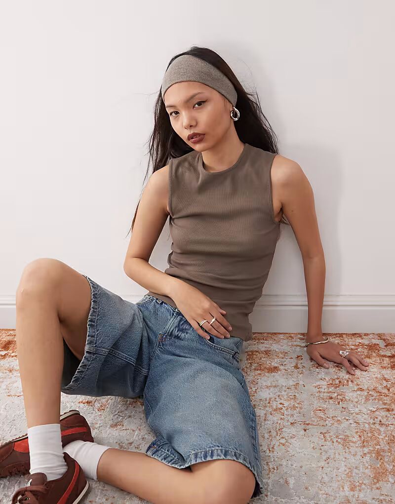 Майка Weekday в рубчик темного цвета
Майка Weekday в рубчик темного цвета