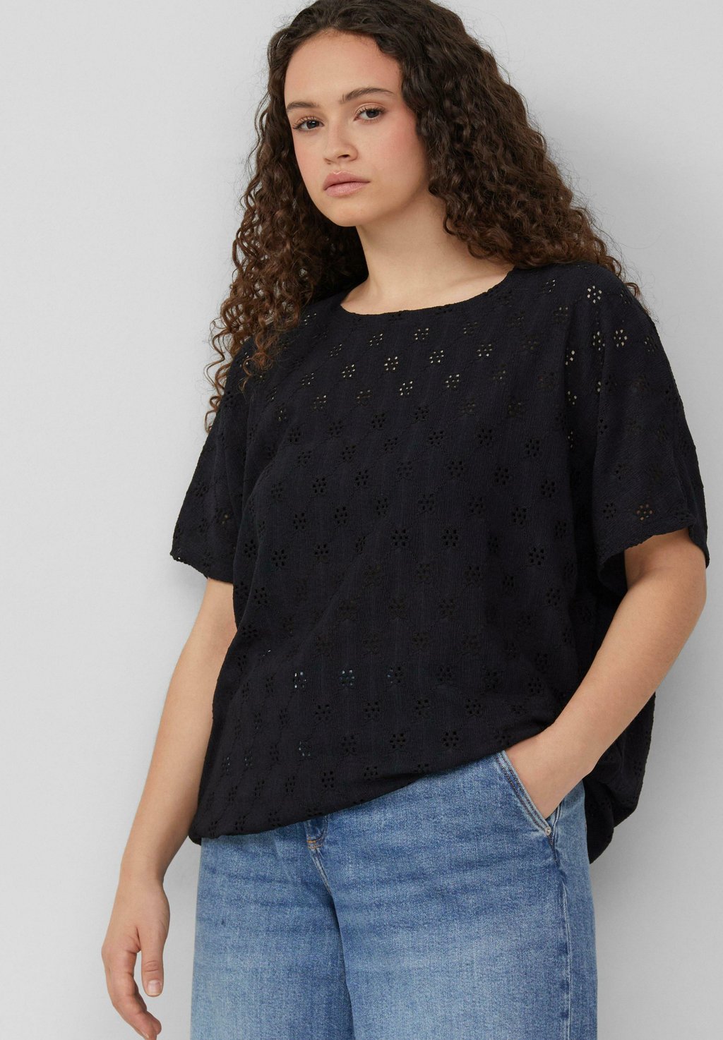 Футболка с принтом QS, черный
Футболка с принтом QS, черный