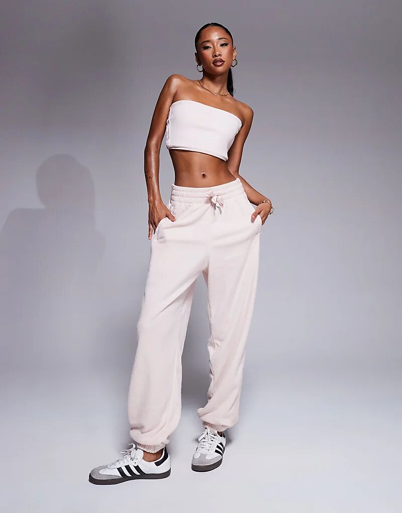 Спортивные брюки Adidas Originals из флиса пастельно-розового цвета (часть комплекта)
Спортивные брюки Adidas Originals из флиса пастельно-розового цвета (часть комплекта)