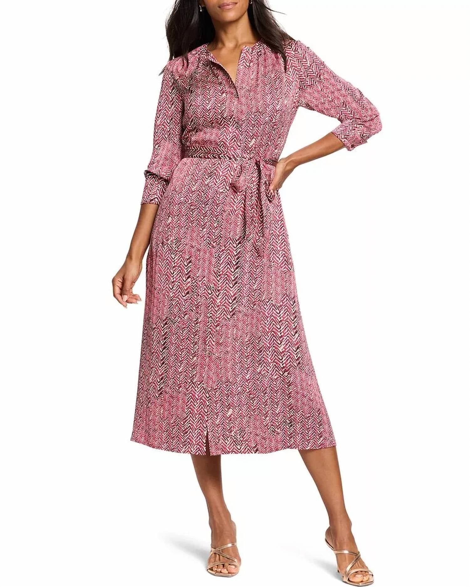 Платье Loren с принтом «елочка» в красном цвете Multi Nic + Zoe
Платье Loren с принтом «елочка» в красном цвете Multi Nic + Zoe