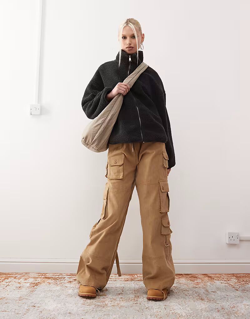 Флисовая кофта Monki с длинными рукавами на молнии и контрастной отделкой черного цвета
Флисовая кофта Monki с длинными рукавами на молнии и контрастной отделкой черного цвета