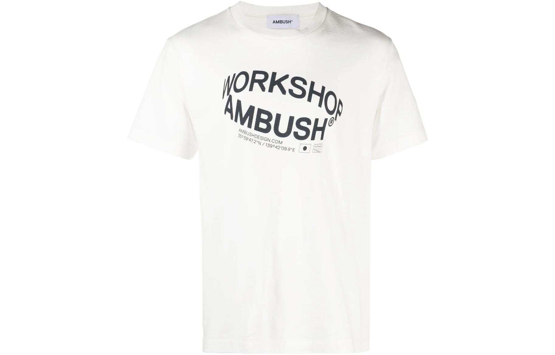 Футболка с принтом логотипа AMBUSH, белая
Футболка с принтом логотипа AMBUSH, белая