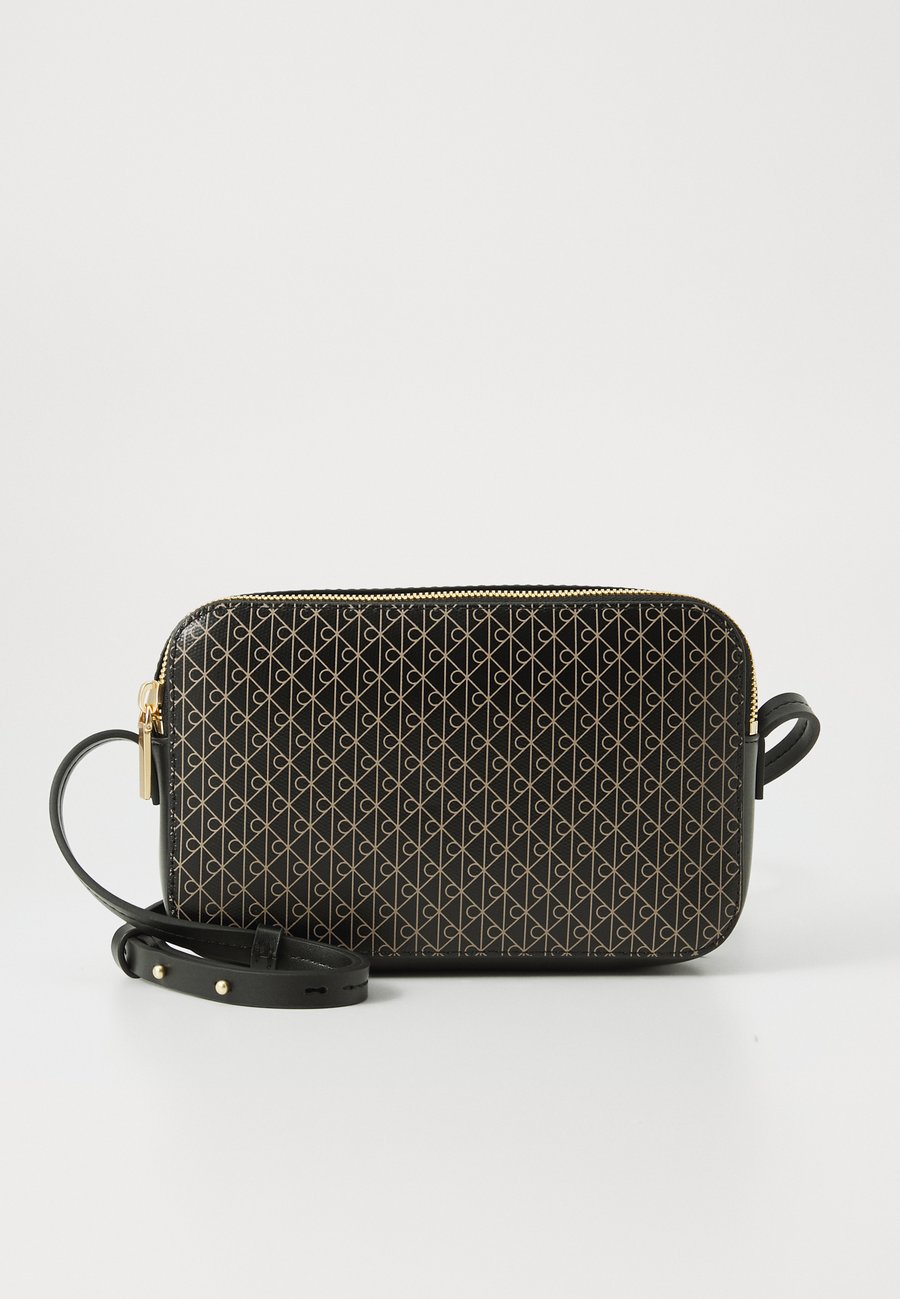 Сумка кросс-боди Calvin Klein EMBLEM ELONGATED CAMERA BAG, Black
Сумка кросс-боди Calvin Klein EMBLEM ELONGATED CAMERA BAG, Black