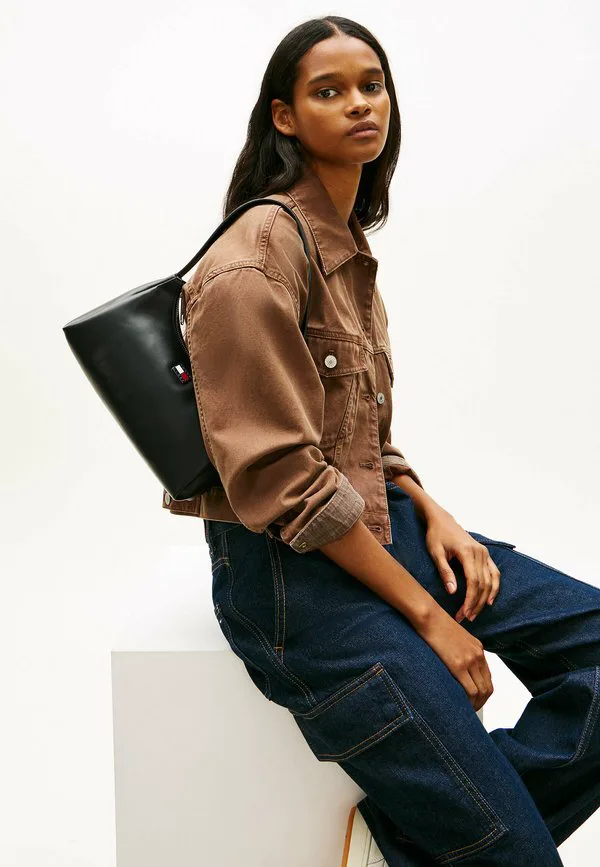Сумка через плечо с подвеской в виде логотипа Tommy Jeans, Black
Сумка через плечо с подвеской в виде логотипа Tommy Jeans, Black